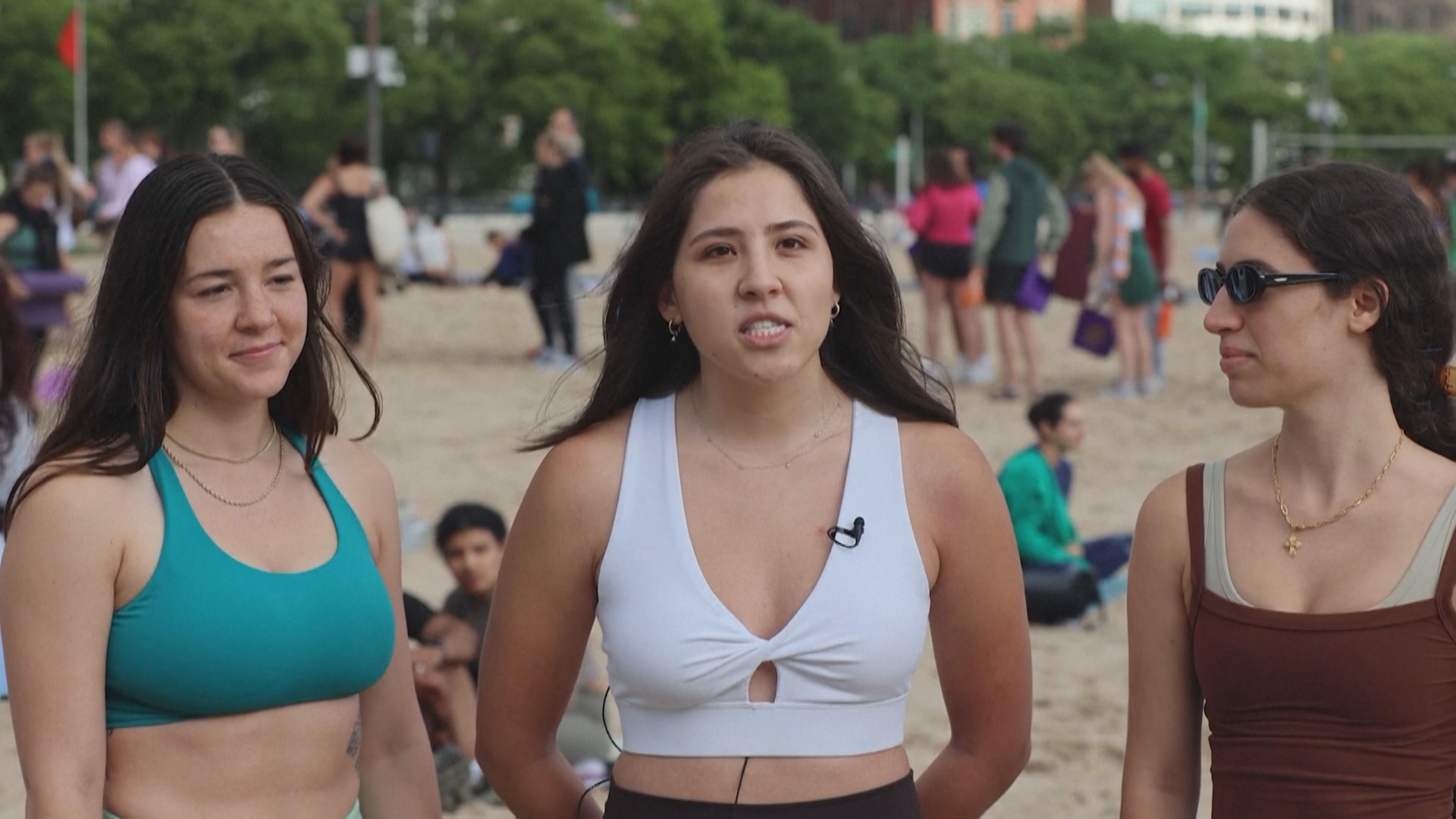 Сотни чикагцев на рассвете выходят заниматься пилатесом