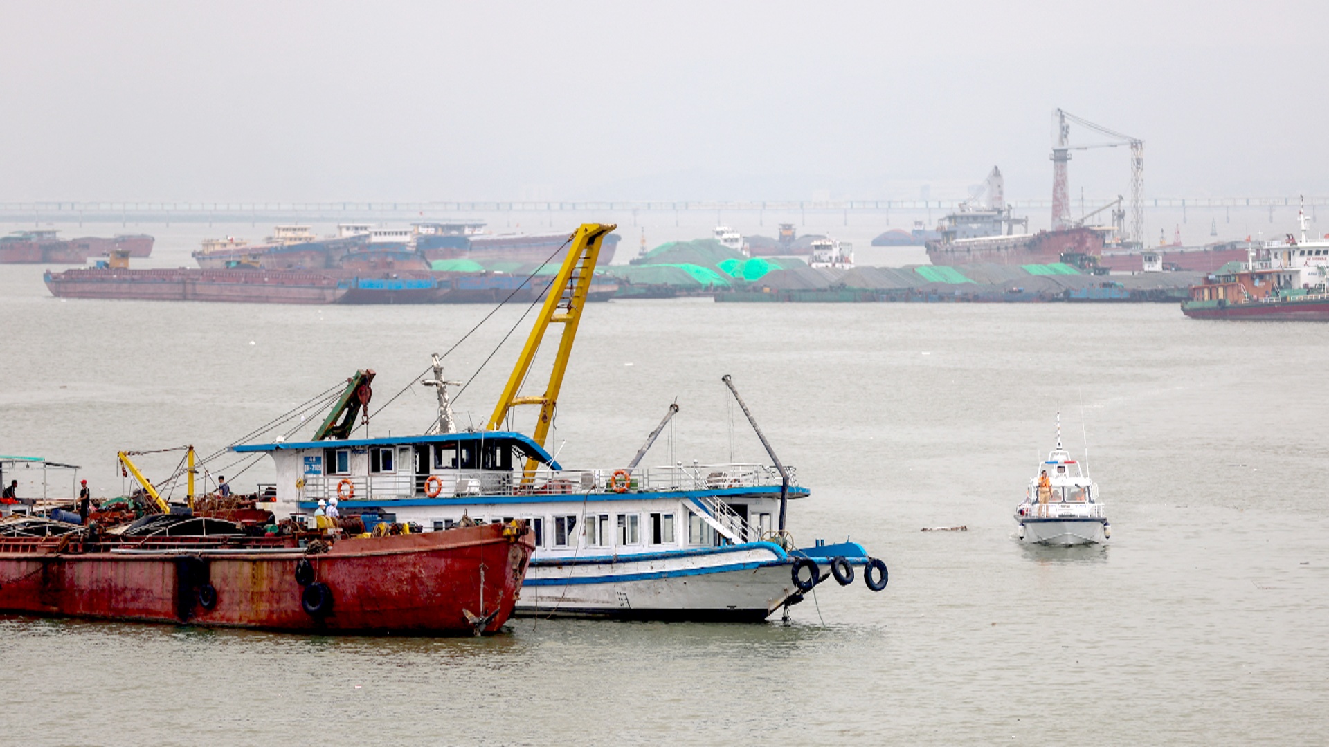 Шторм «Вифа» перевернул лодку с туристами во Вьетнаме: 35 погибших Шторм «Вифа» перевернул лодку с туристами во Вьетнаме: 35 погибших