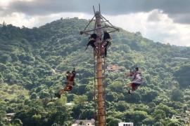 Гватемальцы исполнили ритуальный танец индейцев, паря в воздухе