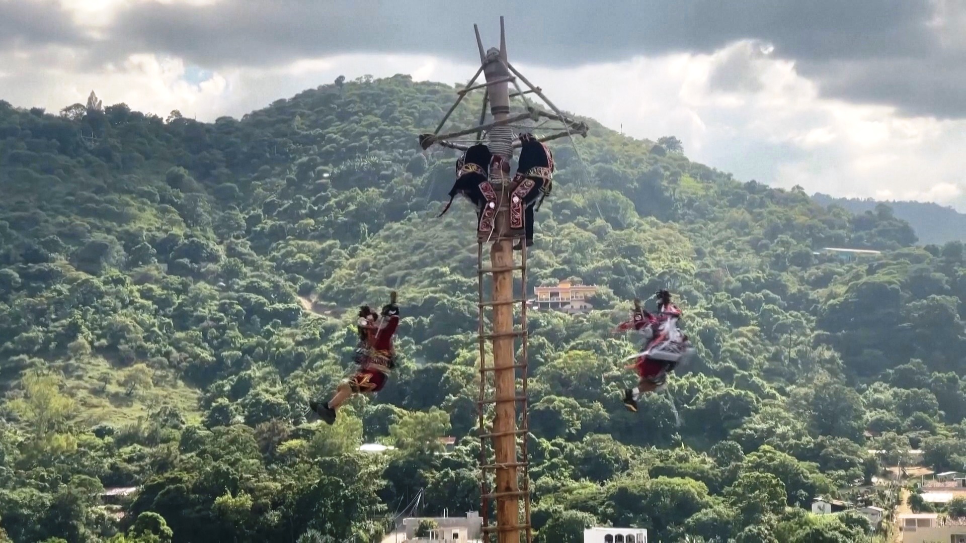 Гватемальцы исполнили ритуальный танец индейцев, паря в воздухе Гватемальцы исполнили ритуальный танец индейцев, паря в воздухе