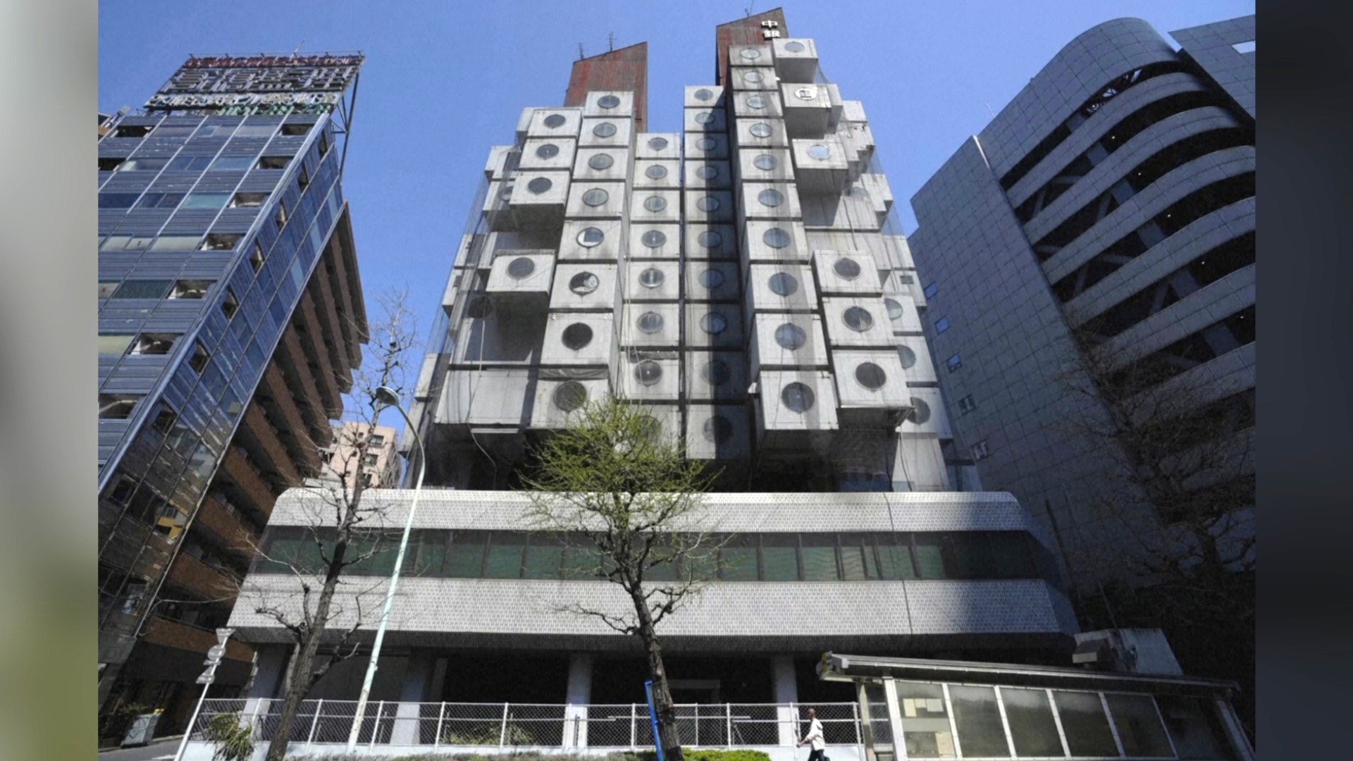 Часть знаменитой капсульной башни «Накагин» из Токио выставили в Нью-Йорке