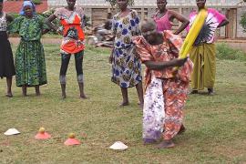 Сельский фитнес: как пожилые угандийки бегают по полю в платьях, играя в крикет
