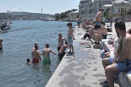 Жара в Турции: жители ищут спасения у воды и в тени