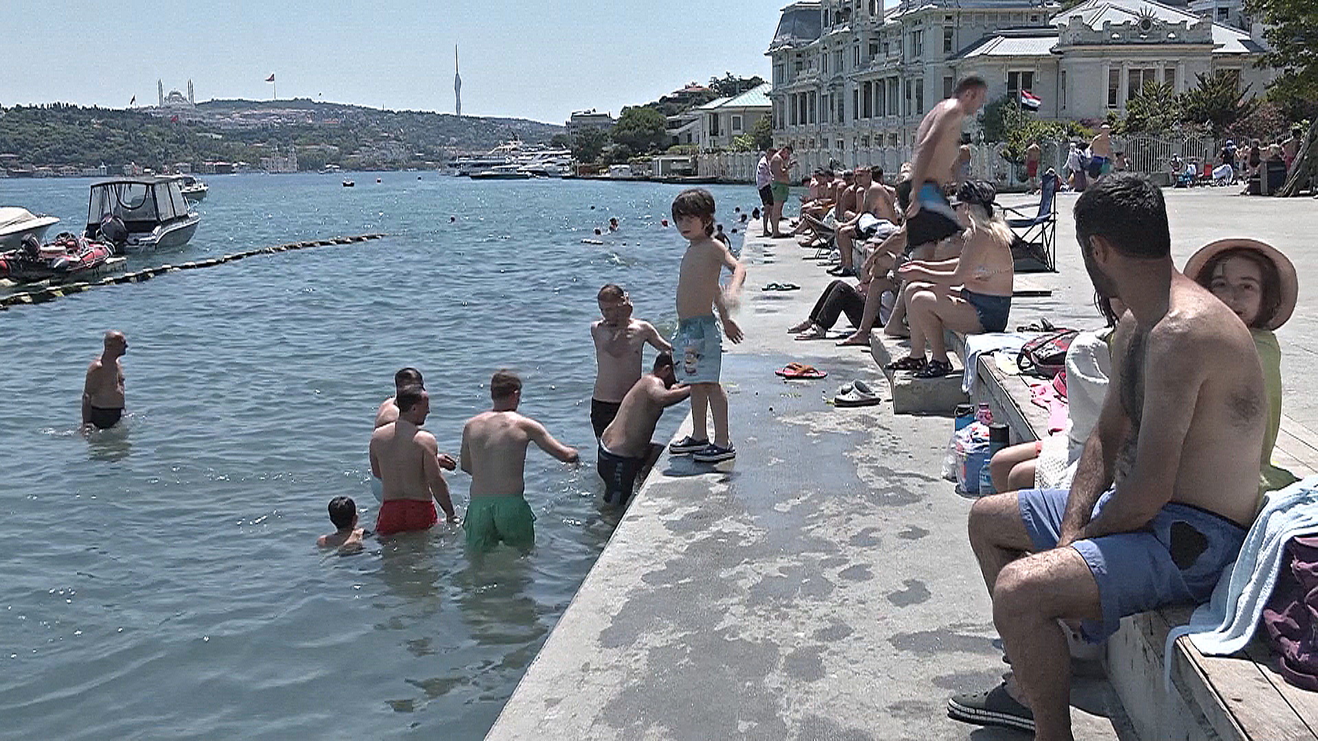 Жара в Турции: жители ищут спасения у воды и в тени Жара в Турции: жители ищут спасения у воды и в тени