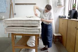 Парижские мастера вручную делают матрасы из овечьей шерсти