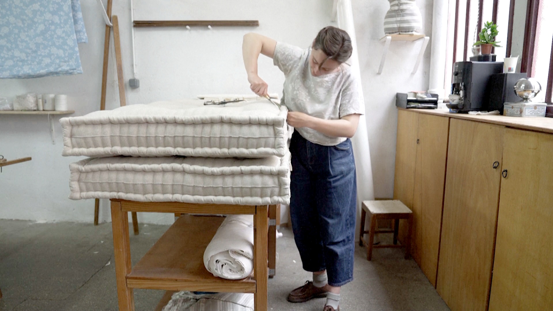 Парижские мастера вручную делают матрасы из овечьей шерсти Парижские мастера вручную делают матрасы из овечьей шерсти