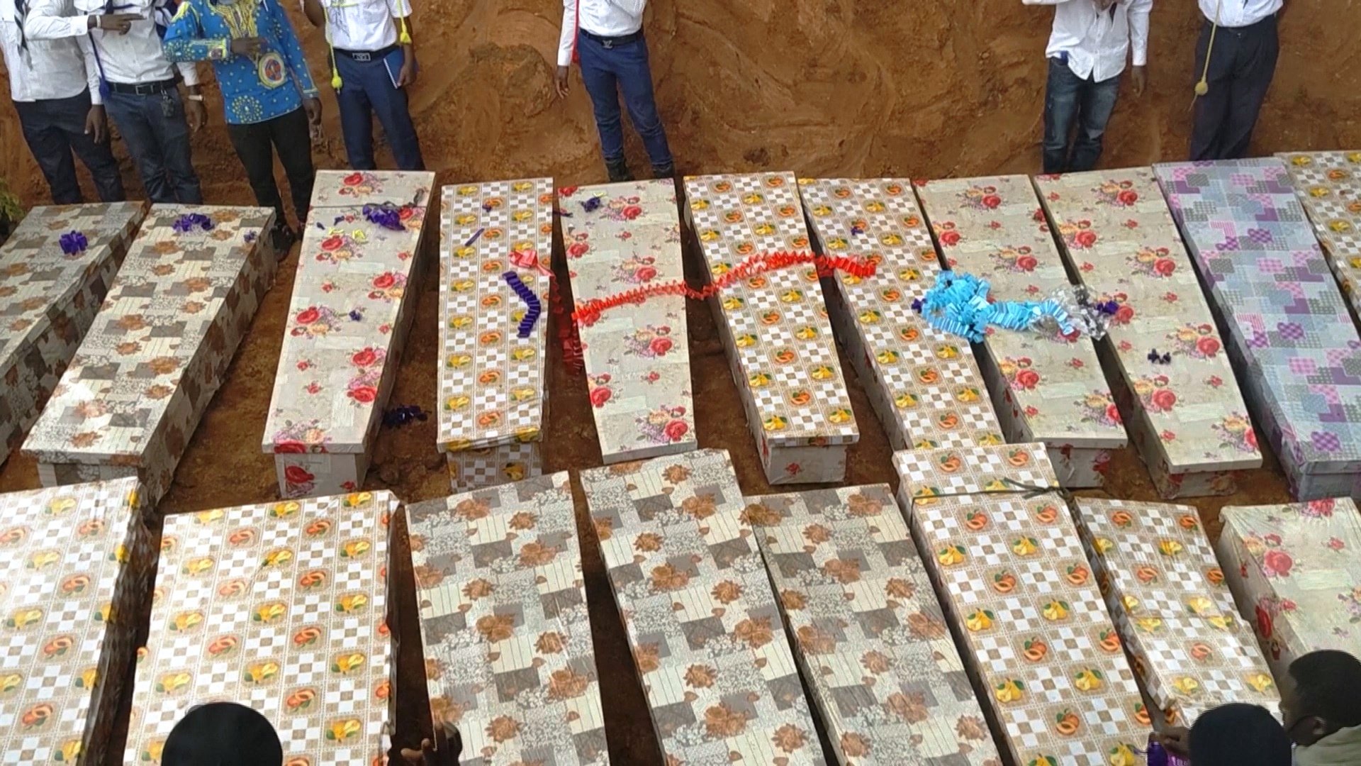 На востоке ДР Конго хоронят жертв нападения на церковь На востоке ДР Конго хоронят жертв нападения на церковь