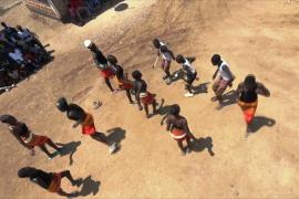 Танцы помогают сохранять оптимизм юным беженцам в лагере в Кении