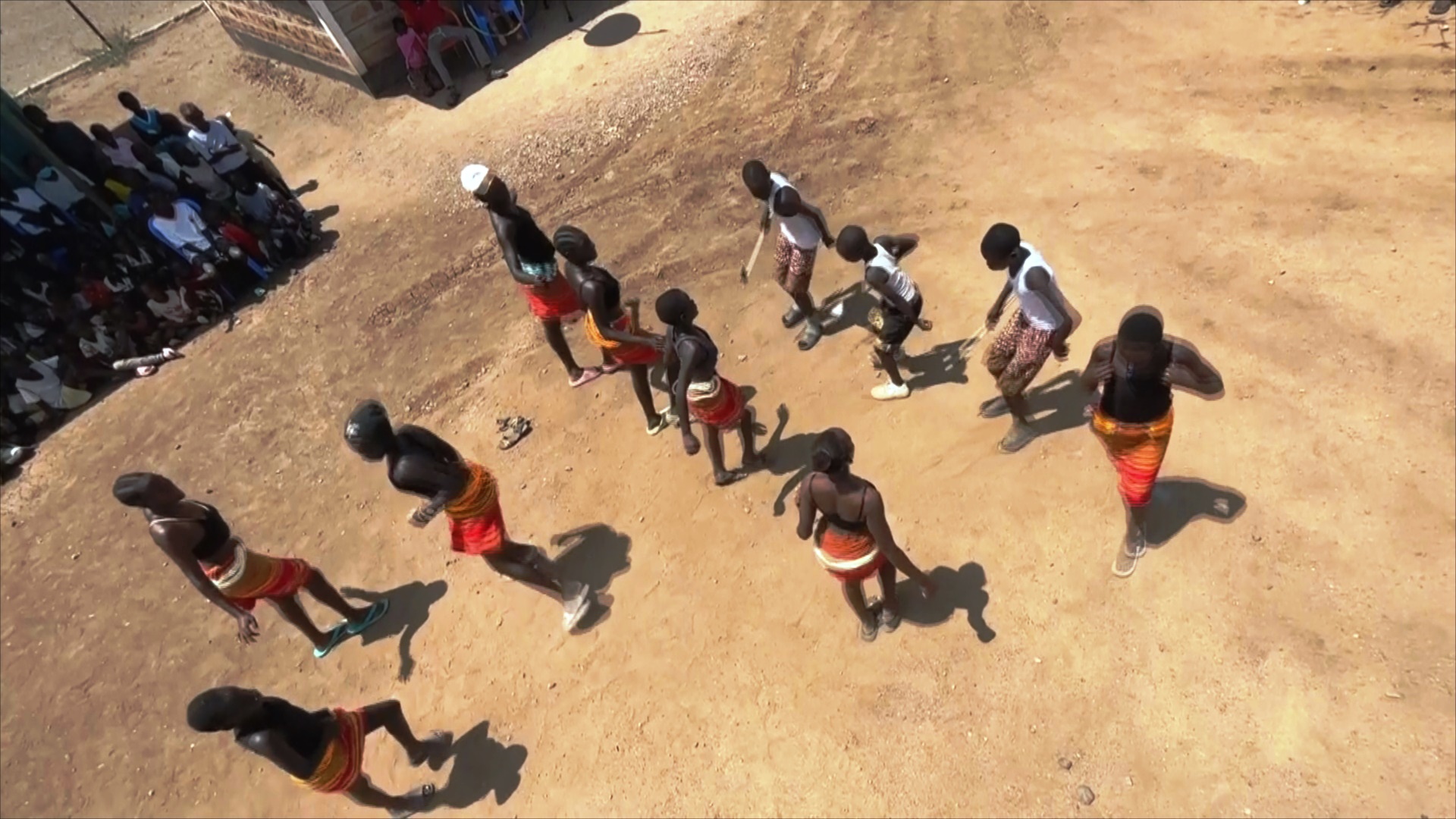 Танцы помогают сохранять оптимизм юным беженцам в лагере в Кении Танцы помогают сохранять оптимизм юным беженцам в лагере в Кении