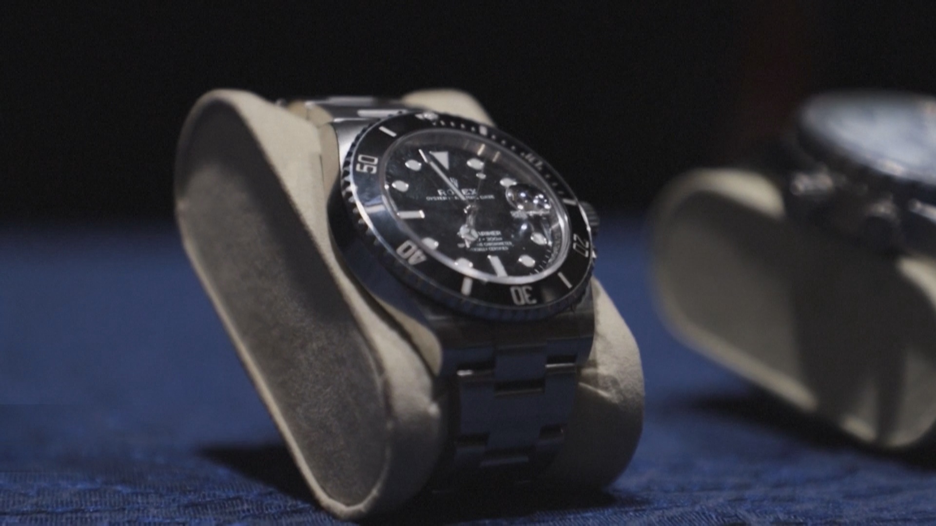 Чилийские власти возвращают шесть наручных часов, украденных у Киану Ривза