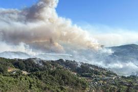 Лесной пожар угрожает городам в Португалии