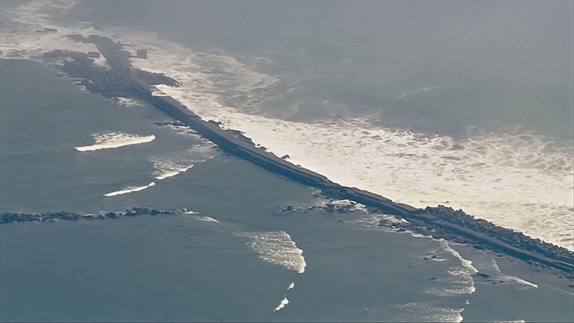 Цунами и извержение вулкана: землетрясение на Камчатке