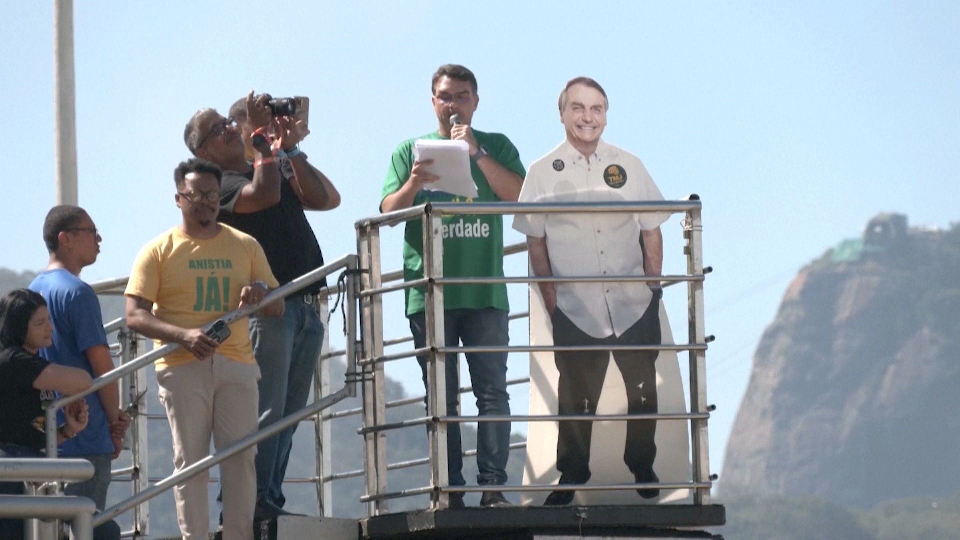 Сторонники Болсонару в Бразилии протестуют против Верховного суда и президента Лулы да Силвы Сторонники Болсонару в Бразилии протестуют против Верховного суда и президента Лулы да Силвы