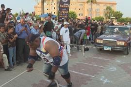 Египетский борец Кабонга протянул за собой 20 автомобилей, чтобы побить мировой рекорд