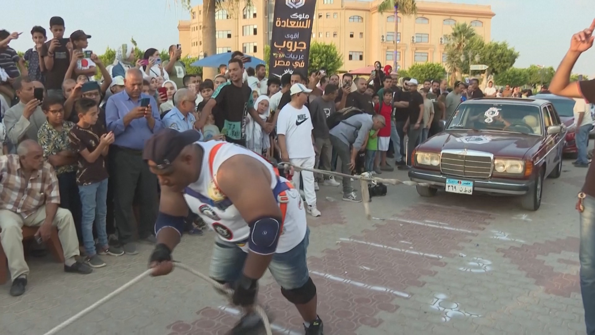 Египетский борец Кабонга протянул за собой 20 автомобилей, чтобы побить мировой рекорд Египетский борец Кабонга протянул за собой 20 автомобилей, чтобы побить мировой рекорд