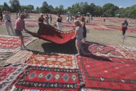 Почти 1000 старинных болгарских килимов представили на фестивале ковров