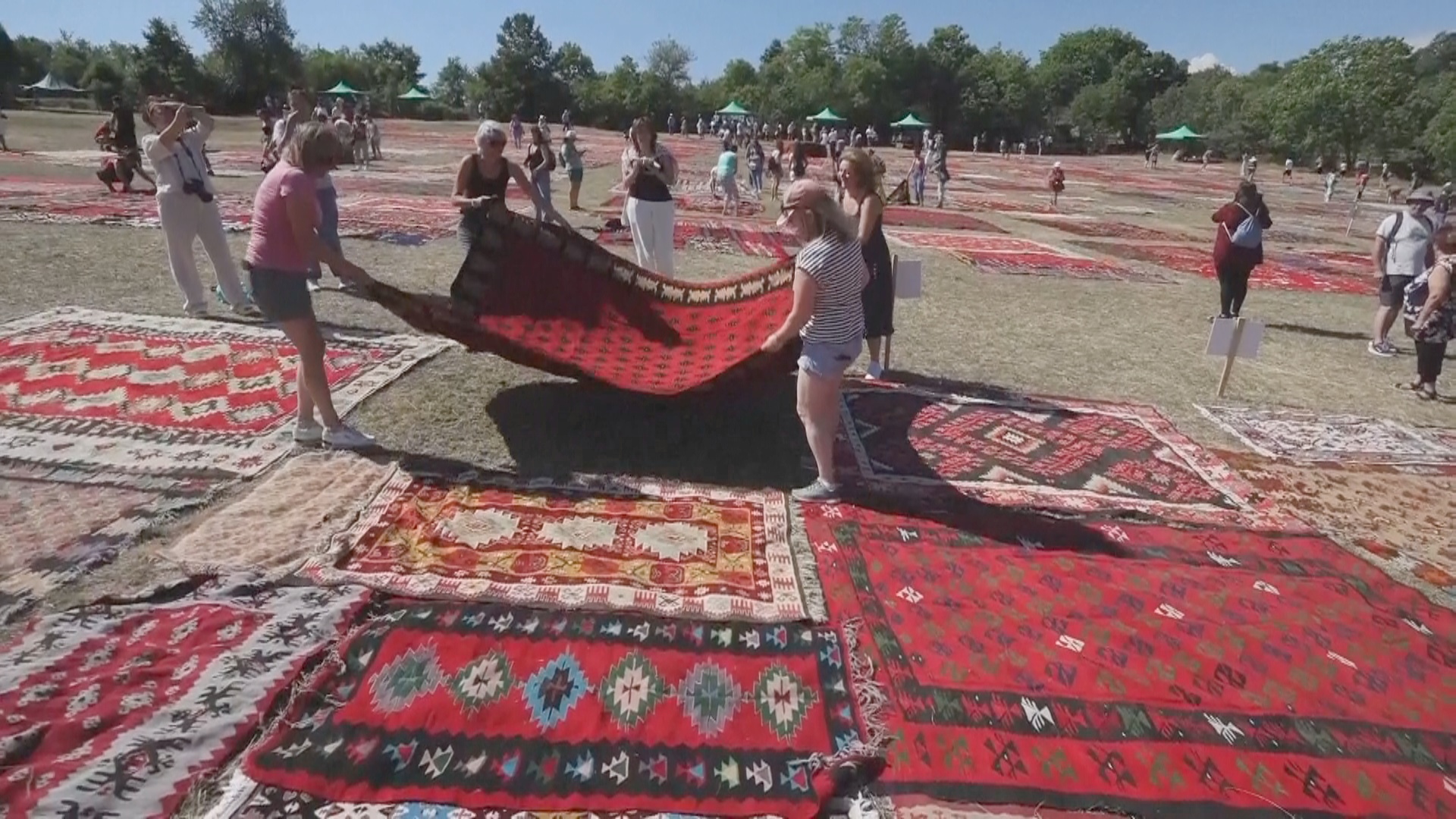 Почти 1000 старинных болгарских килимов представили на фестивале ковров Почти 1000 старинных болгарских килимов представили на фестивале ковров