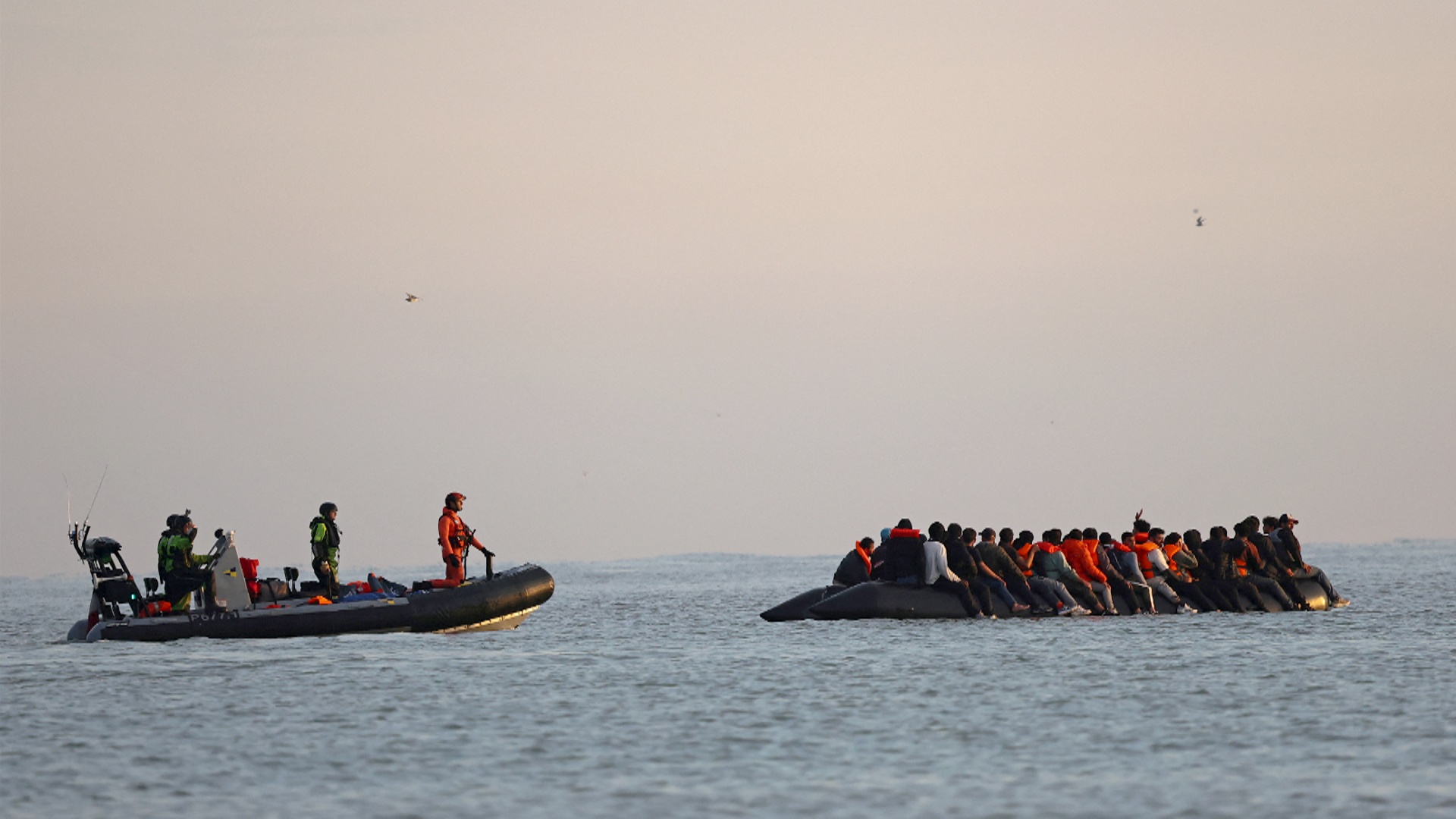 Переплывших Ла-Манш мигрантов начнут возвращать из Великобритании во Францию Переплывших Ла-Манш мигрантов начнут возвращать из Великобритании во Францию