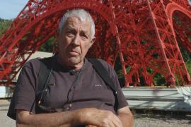 Французский дедушка строит 30-метровую копию Эйфелевой башни