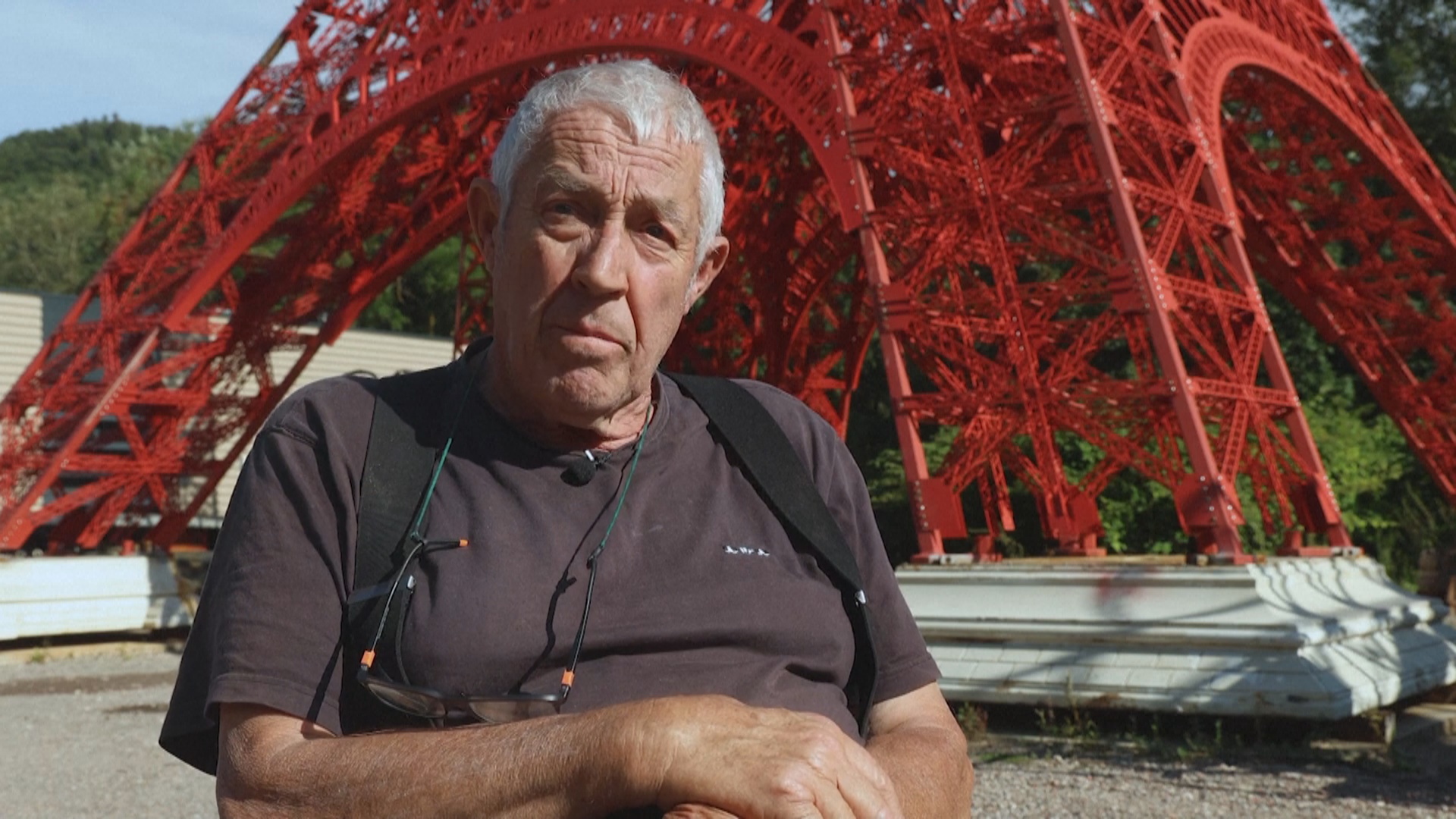 Французский дедушка строит 30-метровую копию Эйфелевой башни Французский дедушка строит 30-метровую копию Эйфелевой башни