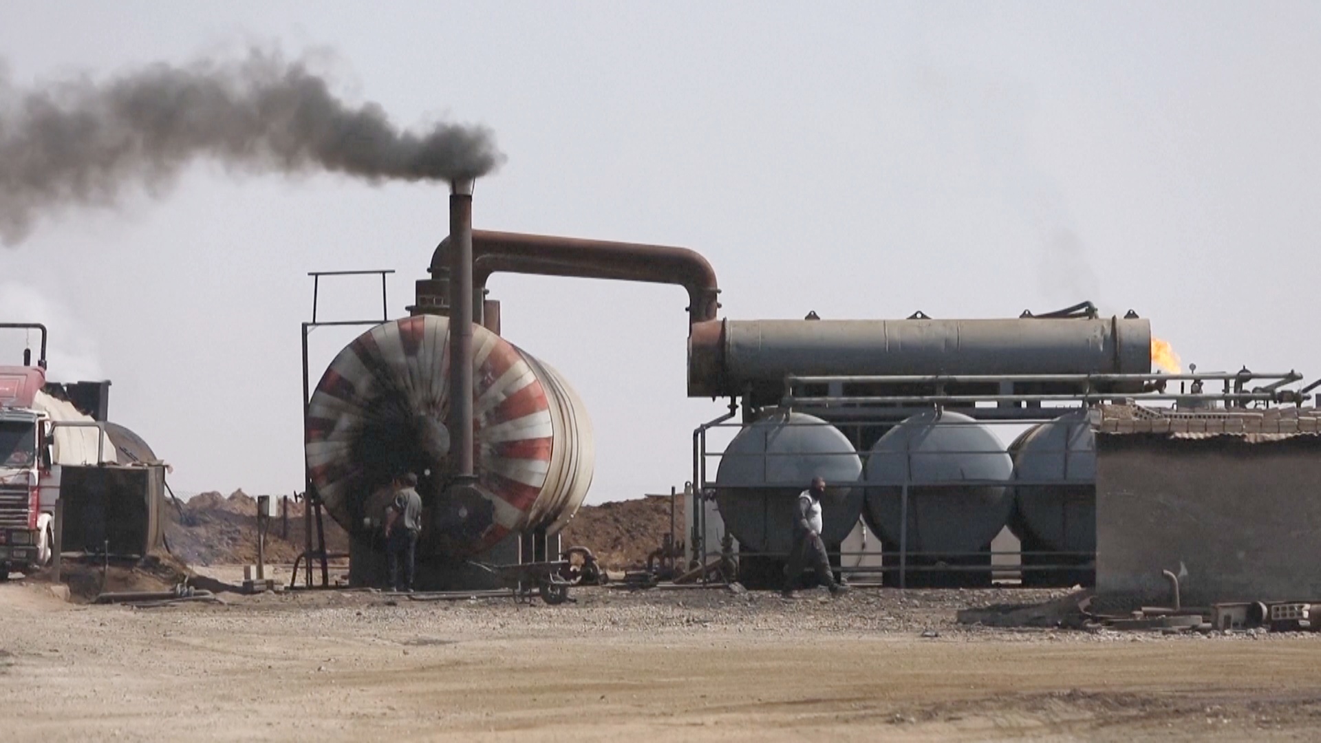 Чёрный дым и болезни: жители Сирии страдают из-за самодельных нефтеперерабатывающих установок