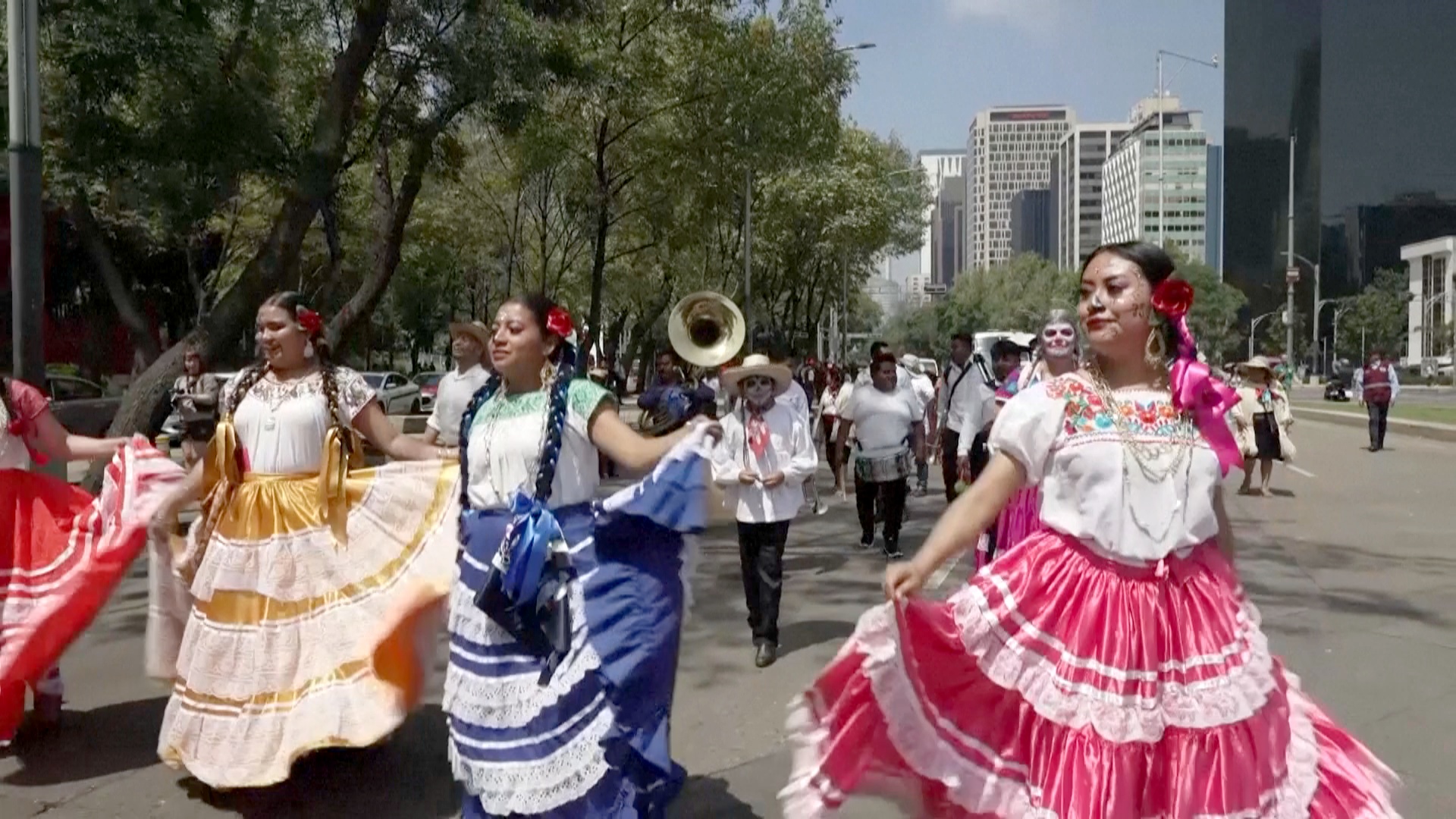 Культуру коренных народов представили на красочном параде в Мехико Культуру коренных народов представили на красочном параде в Мехико
