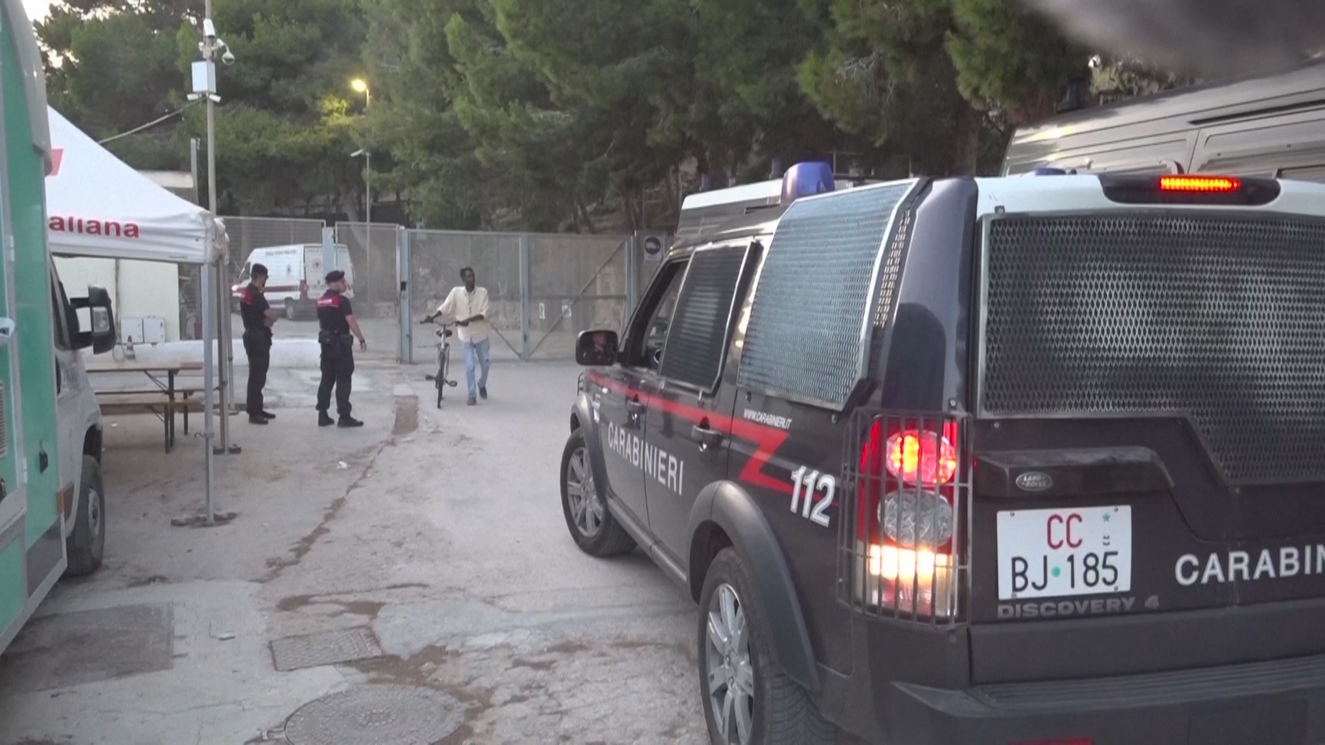 Перевернулась лодка с мигрантами: не менее 26 человек погибли у берегов Лампедузы