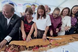 В Мехико приготовили самый большой в мире сэндвич длиной 90 м