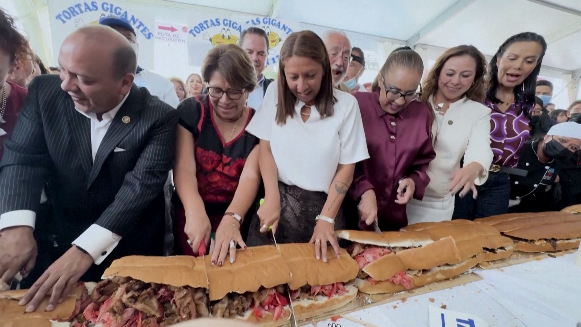 В Мехико приготовили самый большой в мире сэндвич длиной 90 м