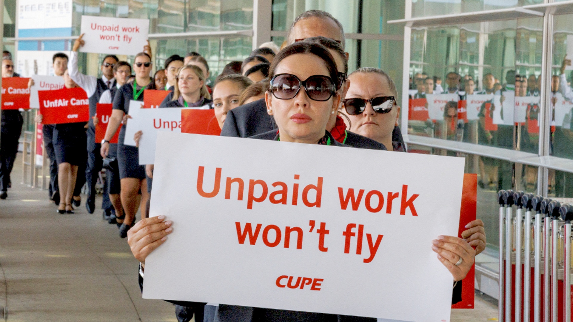 Десятки тысяч авиапассажиров пострадали из-за забастовки бортпроводников Air Canada Десятки тысяч авиапассажиров пострадали из-за забастовки бортпроводников Air Canada