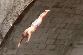 Прыжки с 17-метрового моста: хай-дайверы посостязались в Словении