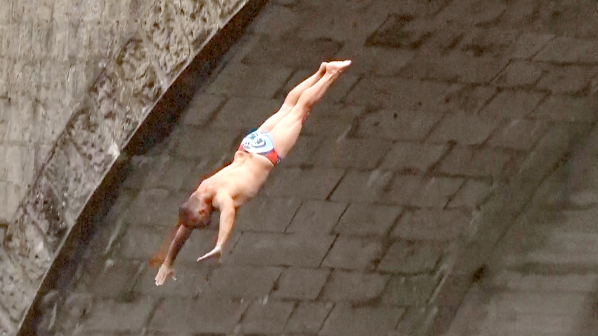 Прыжки с 17-метрового моста: хай-дайверы посостязались в Словении Прыжки с 17-метрового моста: хай-дайверы посостязались в Словении