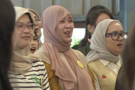 Взрослые индонезийцы находят радость в детских играх и пении