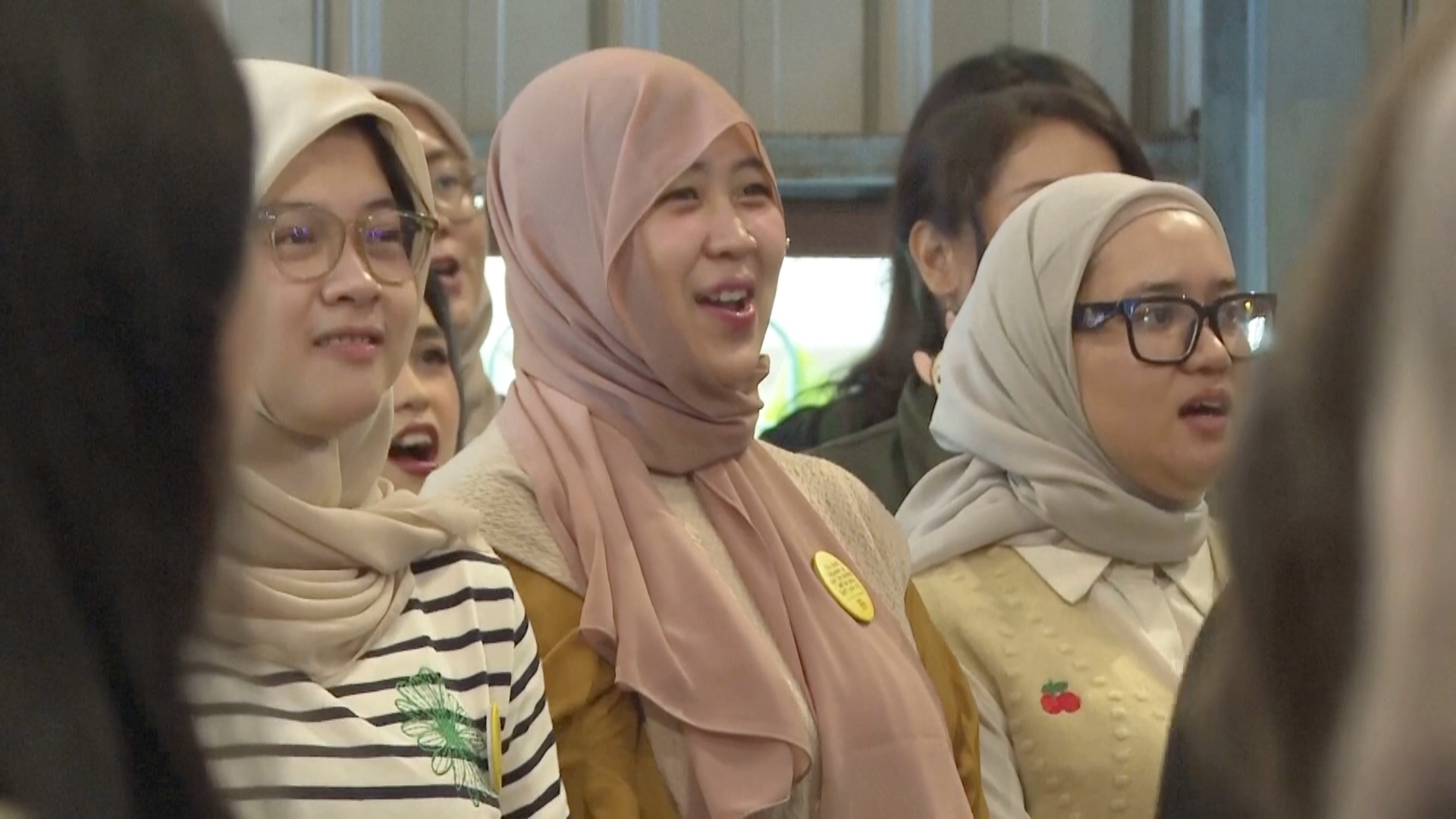 Взрослые индонезийцы находят радость в детских играх и пении