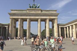 Берлин приглашает туристов, а Париж и Барселона от них устали