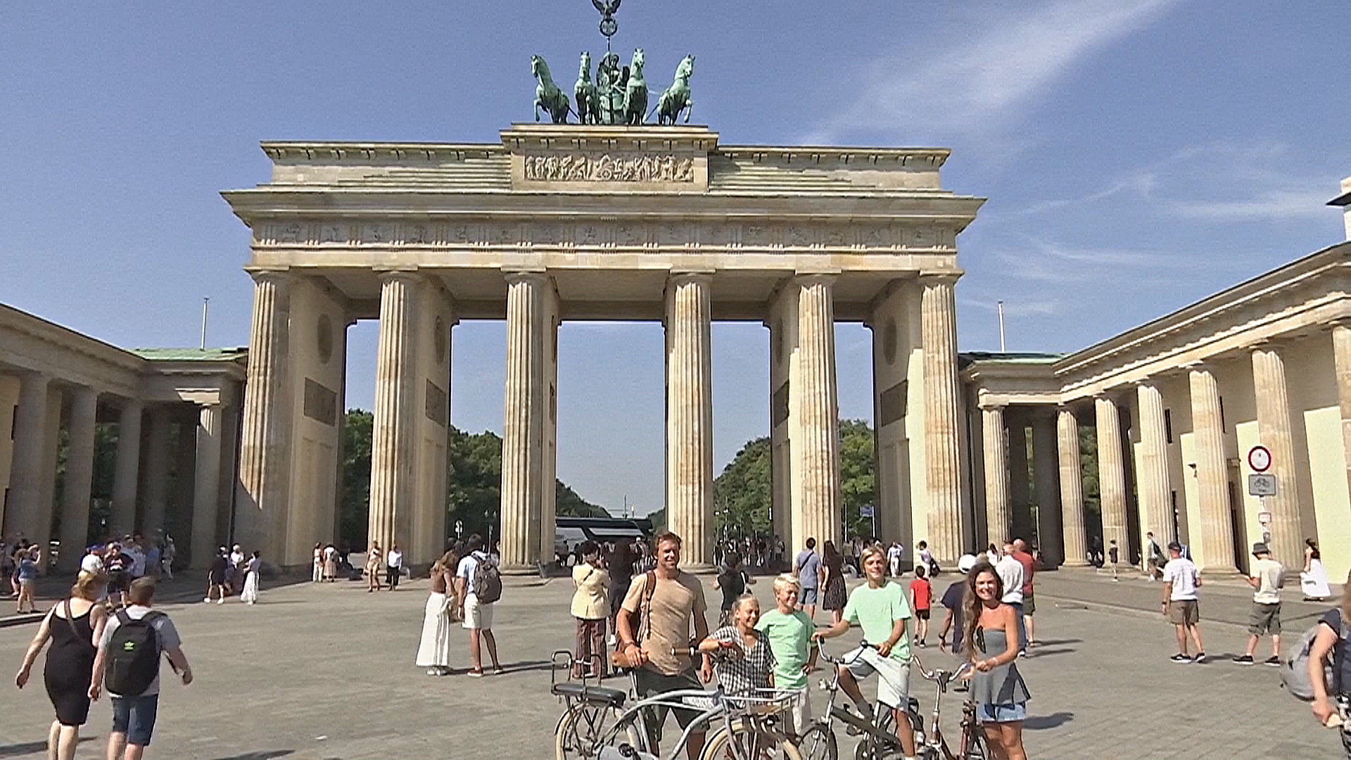 Берлин приглашает туристов, а Париж и Барселона от них устали