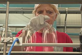 Бутылки из отходов: немецкий завод стремится сократить объёмы выброшенного пластика