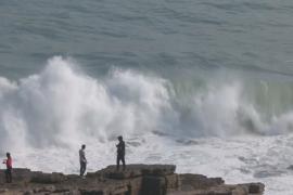 Закрыли более 100 портов: на Перу обрушились аномальные волны