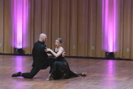 Танцевальные дуэты исполняют сценическое танго на чемпионате мира в Аргентине