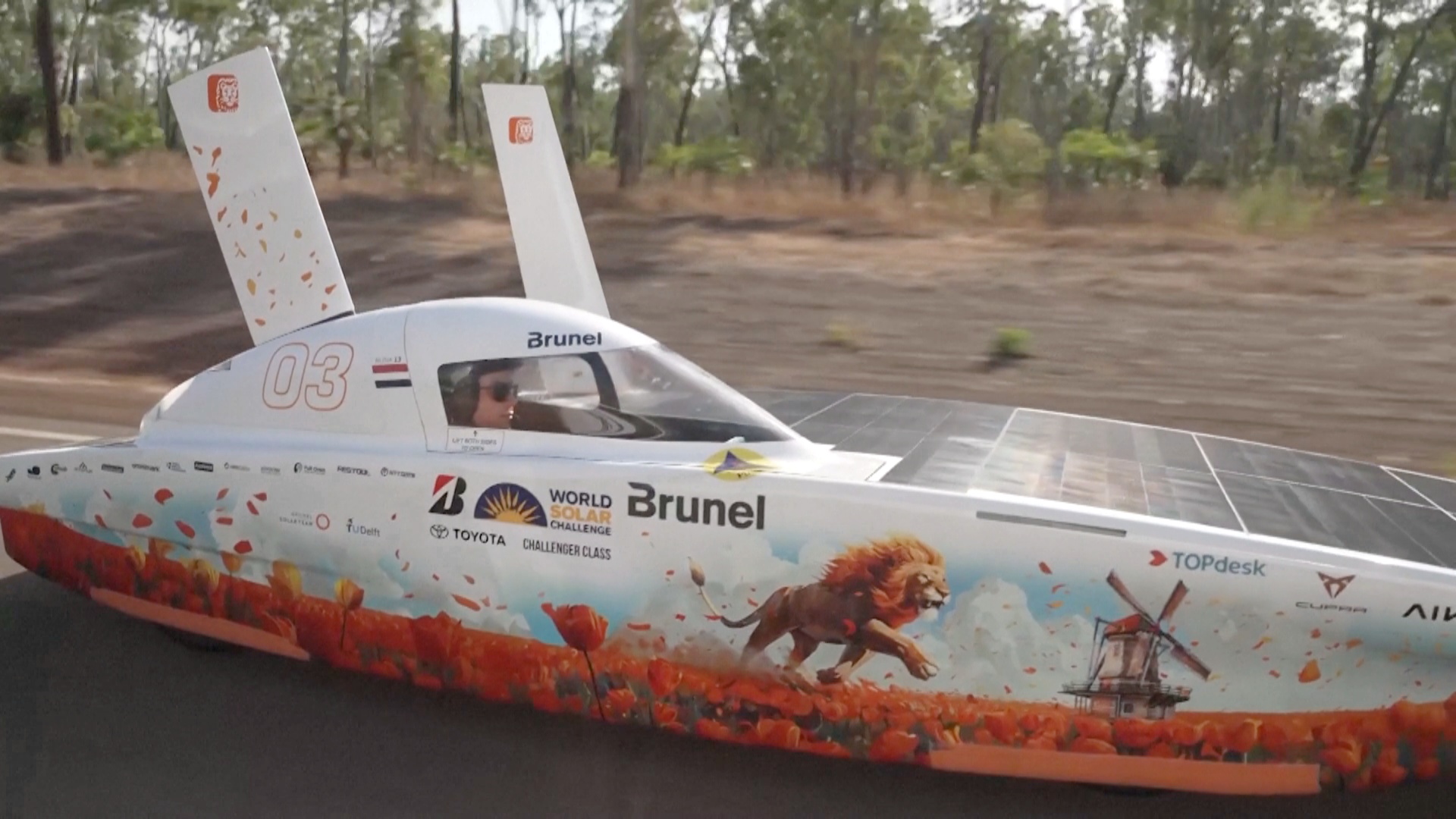 На гонках «солнечных» авто стали использовать и энергию ветра