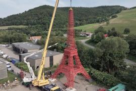 Французский дедушка завершил строительство реплики Эйфелевой башни