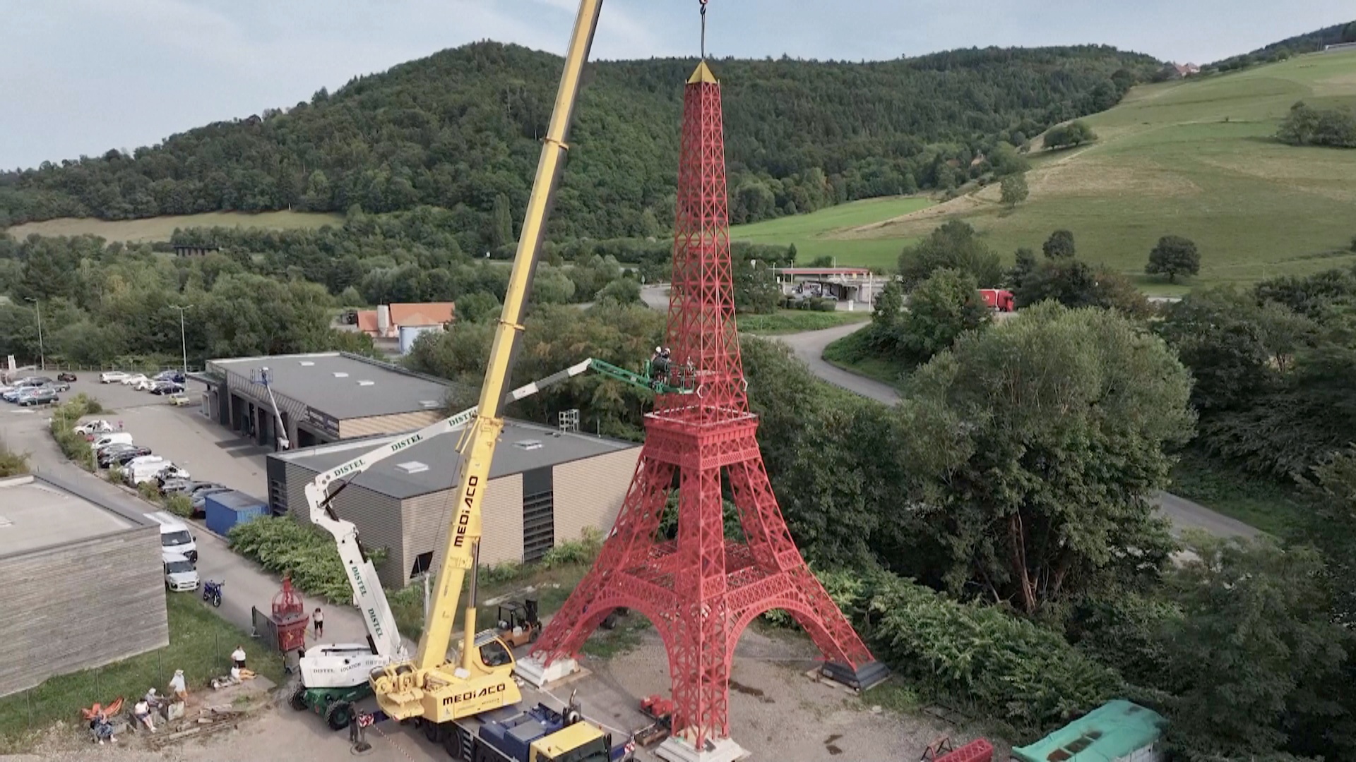 Французский дедушка завершил строительство реплики Эйфелевой башни