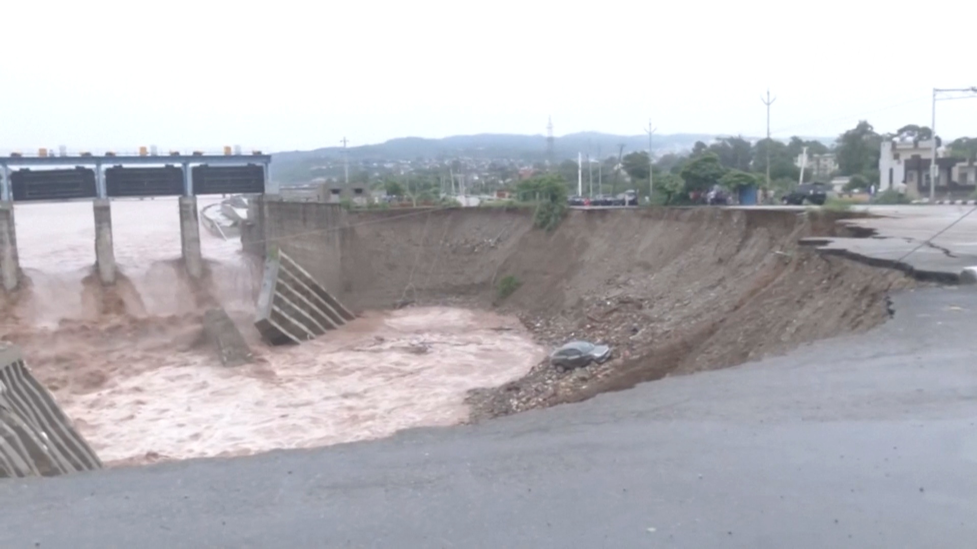 Оползень сошёл на паломников в Индии: десятки жертв Оползень сошёл на паломников в Индии: десятки жертв