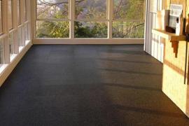 Где рулонное резиновое покрытие используется для снижения вибраций и шума?