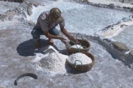 Алжирцы хранят многовековую традицию добычи соли в горном озере