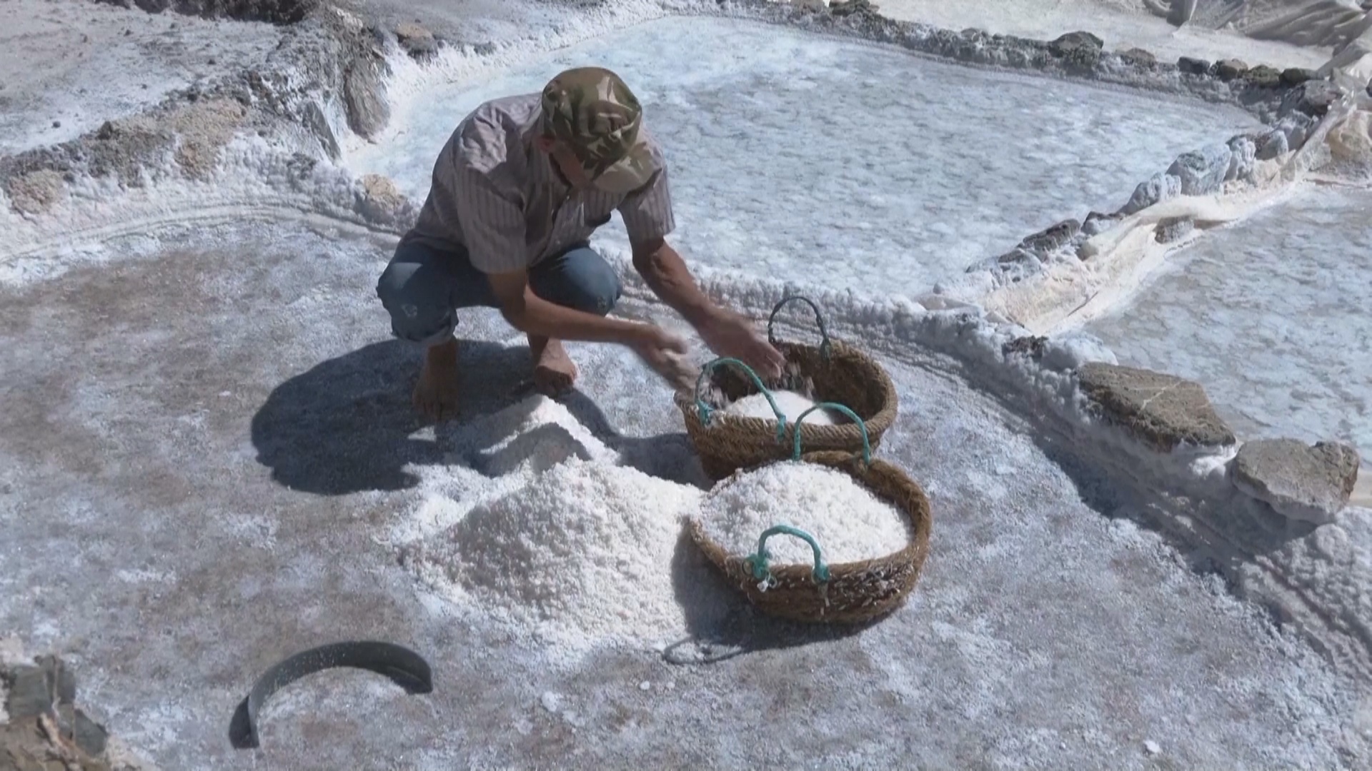 Алжирцы хранят многовековую традицию добычи соли в горном озере