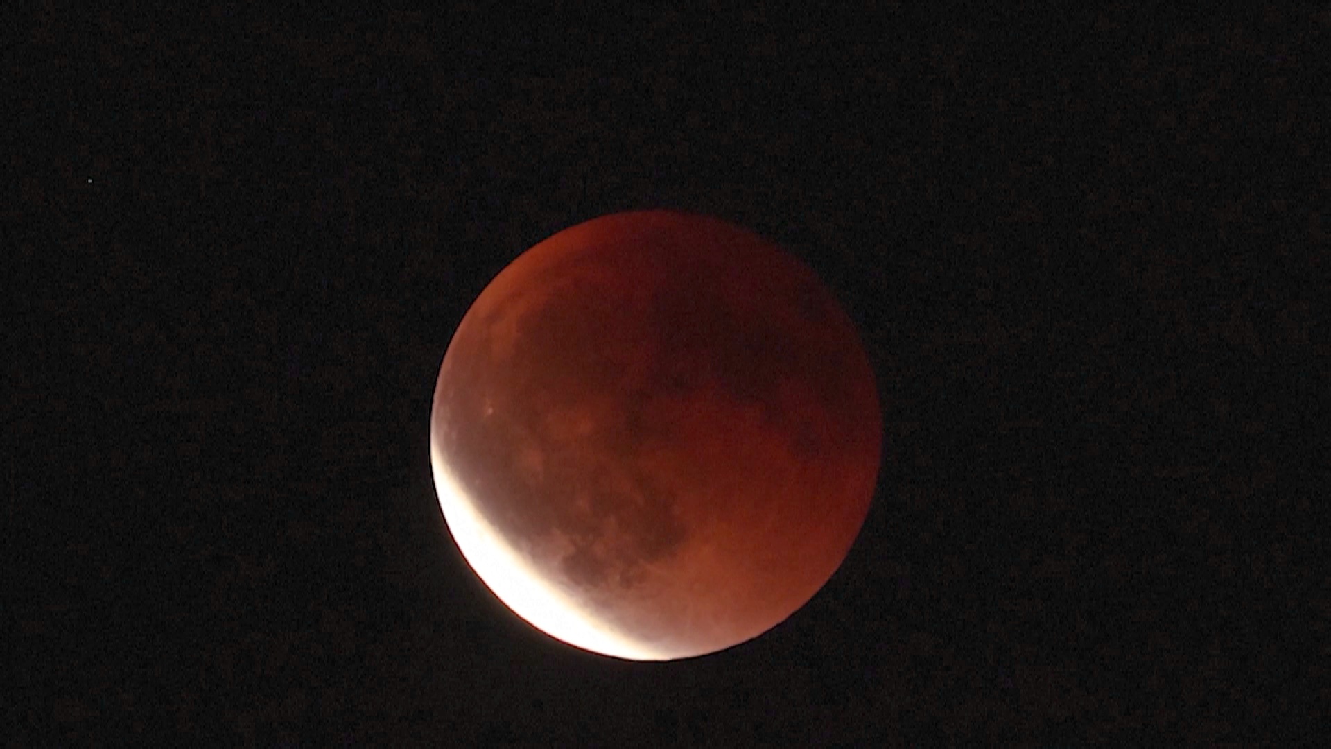 «Кровавую Луну» наблюдали жители планеты последний раз в этом году «Кровавую Луну» наблюдали жители планеты последний раз в этом году