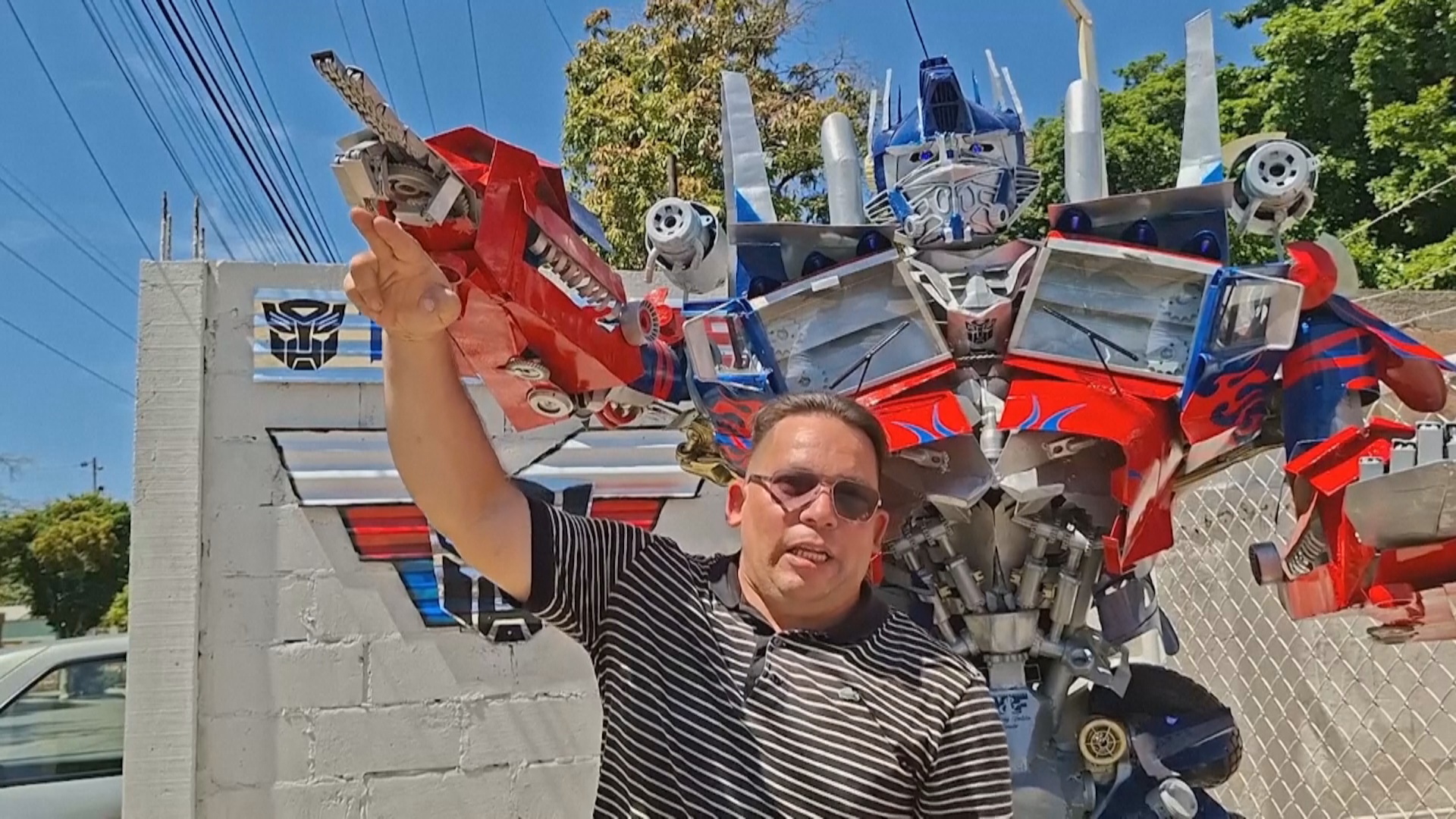 Венесуэльский мастер превращает мусор в яркие скульптуры