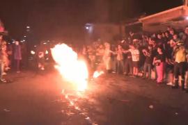 Сальвадорцы сражаются огненными шарами в честь победы святого над дьяволом