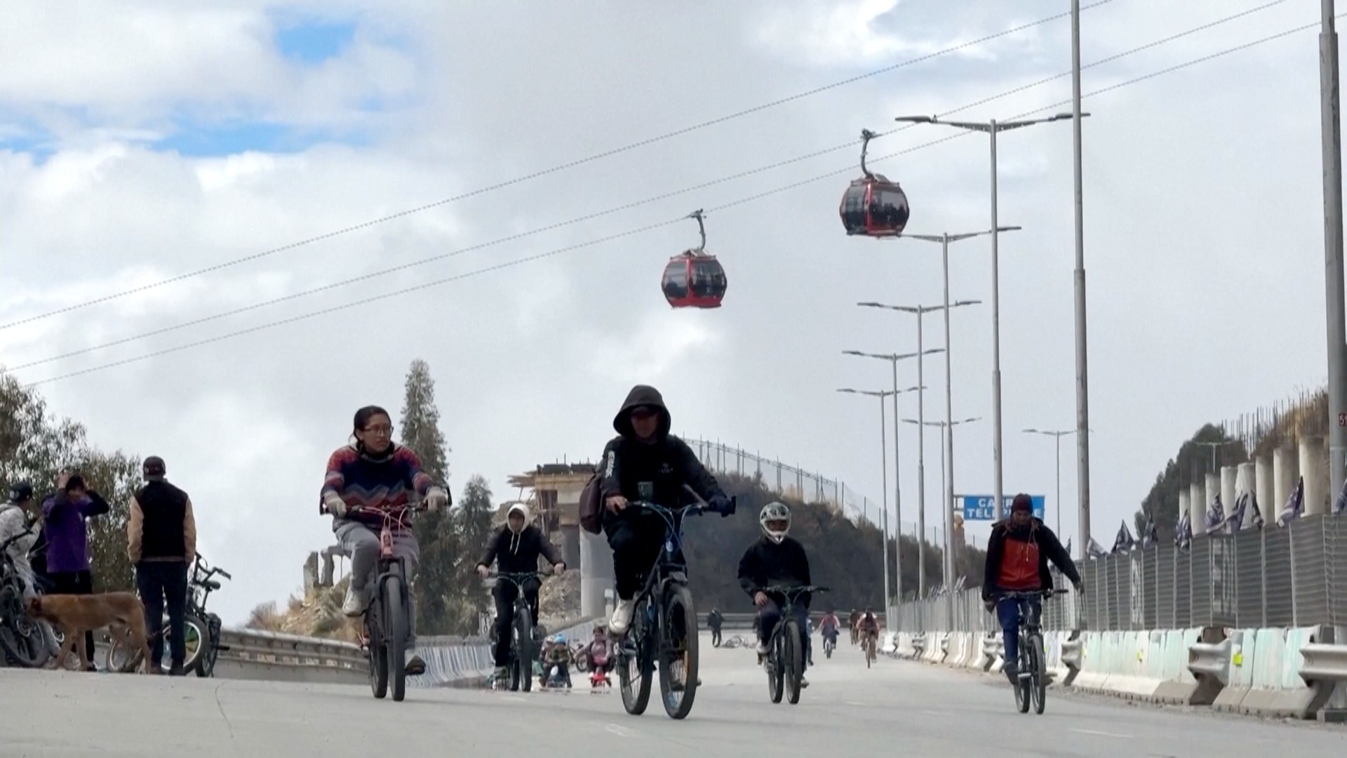 Велопробеги, танцы и свежий воздух: День пешехода отметили в Боливии Велопробеги, танцы и свежий воздух: День пешехода отметили в Боливии